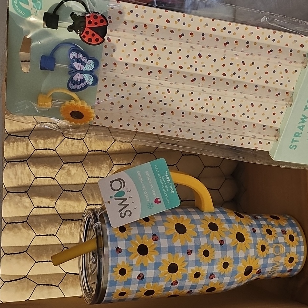 NWT Swig Life Sunflower Tumbler with Straw Set 30oz
